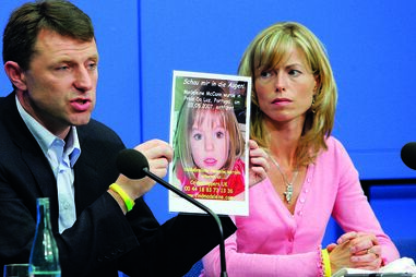 Gerry e Kate McCann mostram uma foto da filha Maddie, desaparecida em 2007 