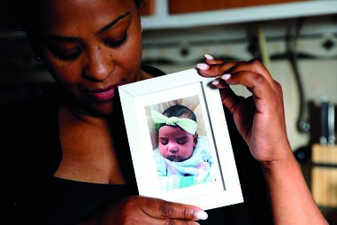 Andrea Santos com uma fotografia da filha Natália