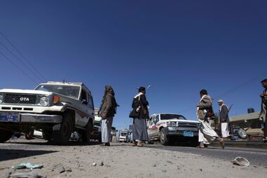 Rebeldes Houthi do Iémen num ponto de controlo fronteiriço em Sanaa