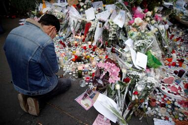 Homenagem às vítimas perto do Bataclan, em Paris