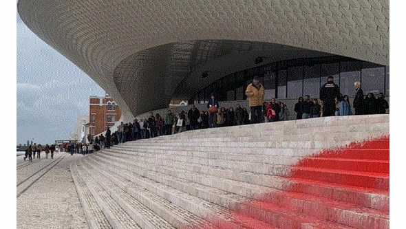 Ativistas do Climáximo detidas após atirarem tinta à escadaria do MAAT em Lisboa