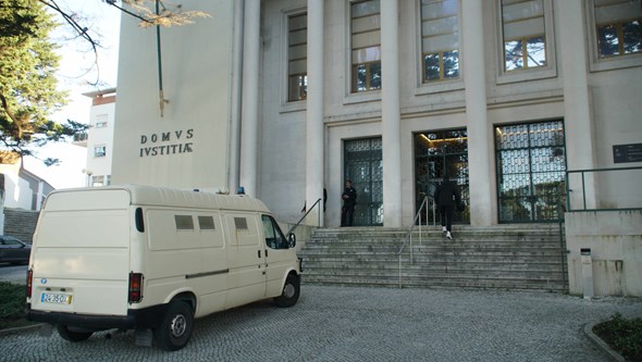 Homem condenado em Leiria a prisão efetiva por enganar seguradoras com acidentes falsos na Suíça
