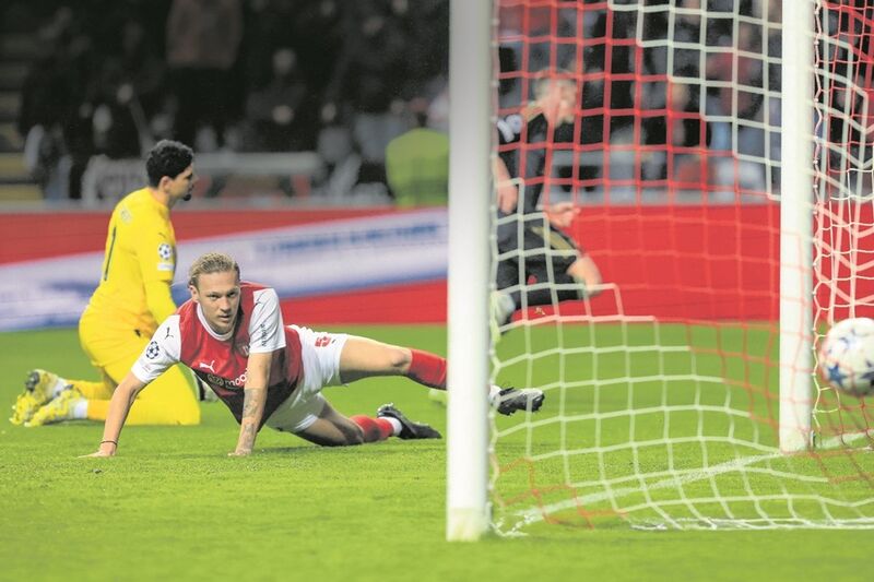 Futebolista do Luton Town submetido a exames médicos após sofrer paragem  cardíaca em campo - Futebol - Correio da Manhã