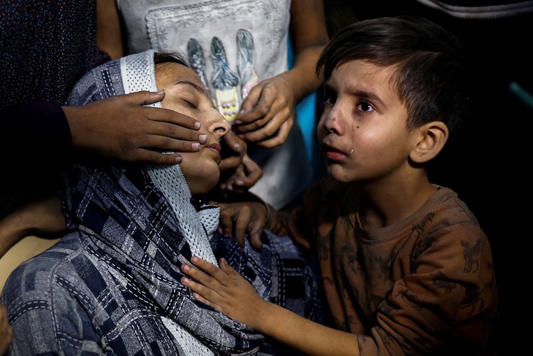Criança palestiniana chora ao lado da mãe depois de terem sido levados para o hospital Nasser, na sequência de um ataque israelita, em Khan Younis, no sul de Gaza