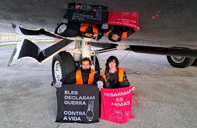 Ativistas do Climáximo atiram tinta a jato no Aeródromo de Cascais