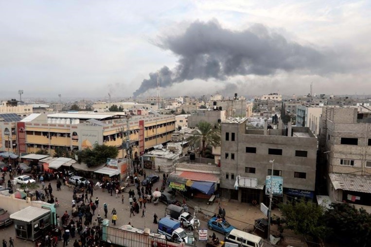 Fumo proveniente de Khan Younis, cidade bombardeada pelo exército israelita 