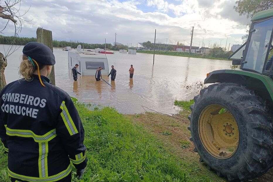 Subida do Rio Sorraia deixa carros e caravanas do circo submersos em Coruche