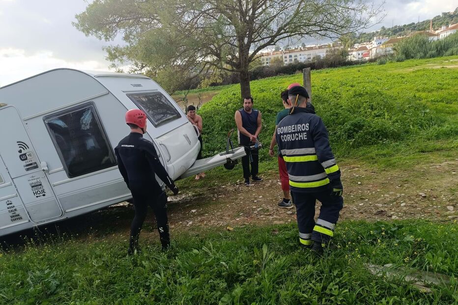 Subida do Rio Sorraia deixa carros e caravanas do circo submersos em Coruche