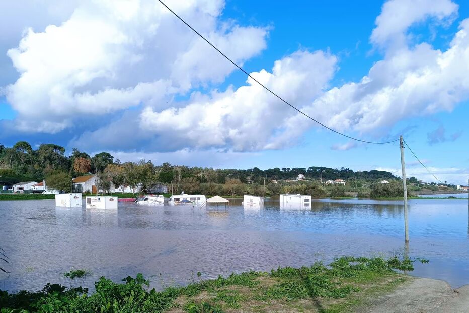 Subida do Rio Sorraia deixa carros e caravanas do circo submersos em Coruche