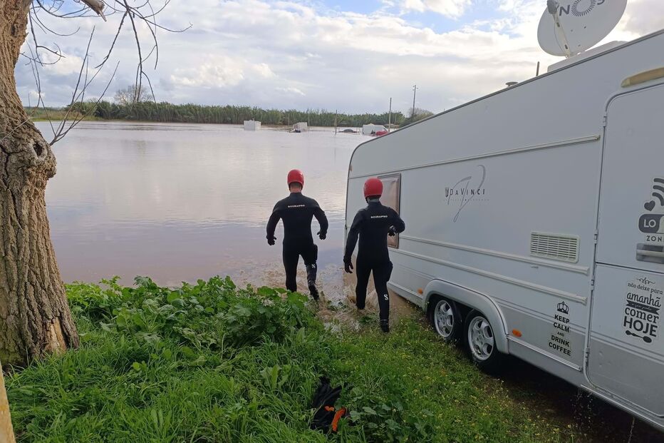 Subida do Rio Sorraia deixa carros e caravanas do circo submersos em Coruche