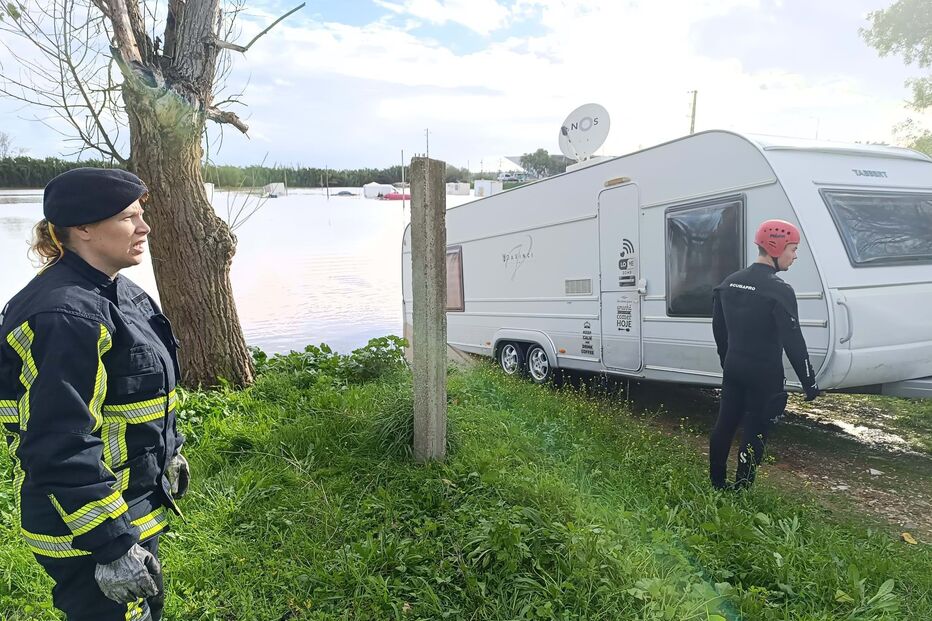 Subida do Rio Sorraia deixa carros e caravanas do circo submersos em Coruche