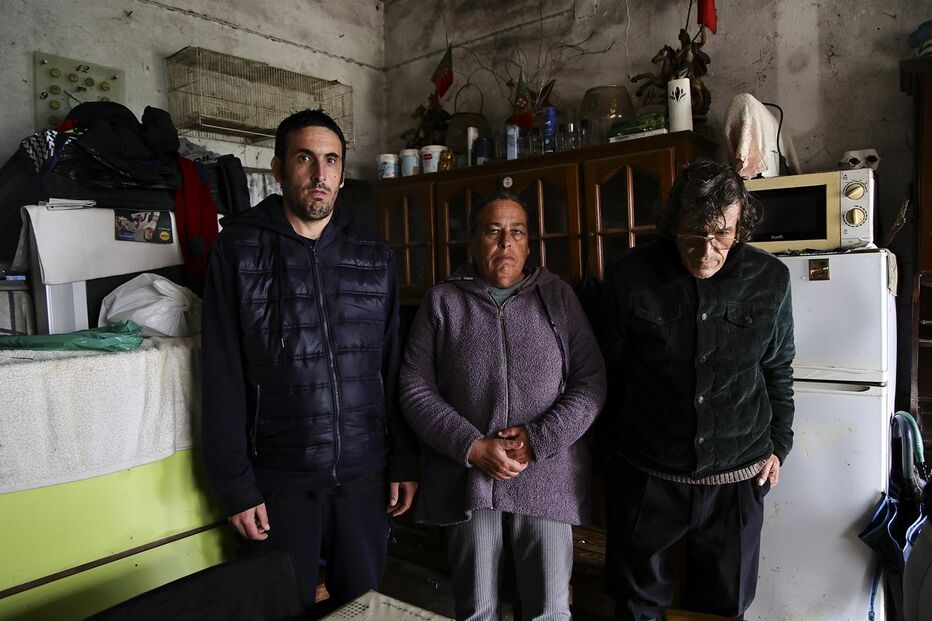 Família despejada após viver anos sem água nem luz