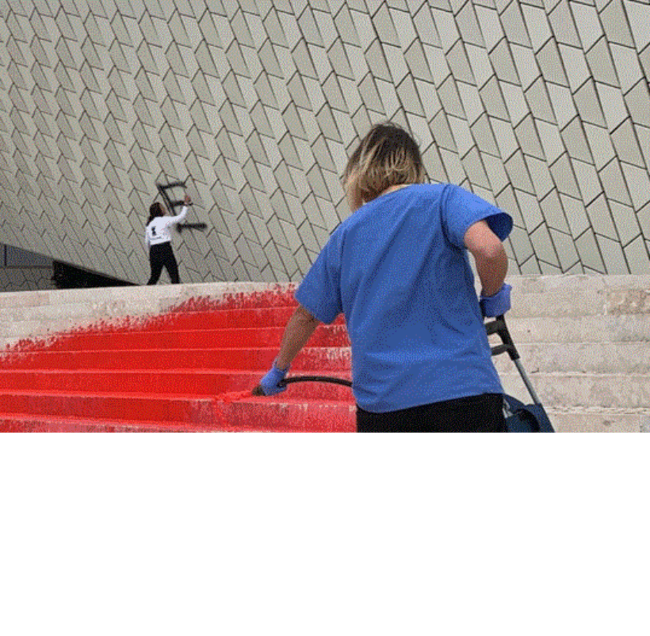 Ativistas atiram tinta à escadaria do MAAT	