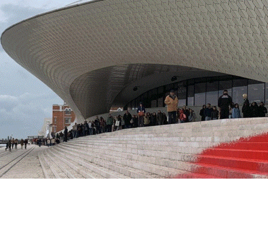 Ativistas atiram tinta à escadaria do MAAT	