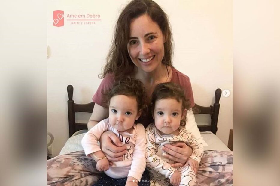 As gémeas com a mãe, Daniela Martins