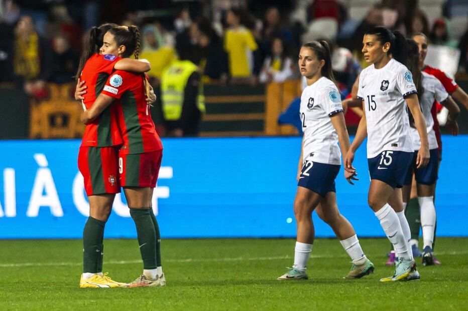 Jogadoras portuguesas em desalento no fim do jogo com França