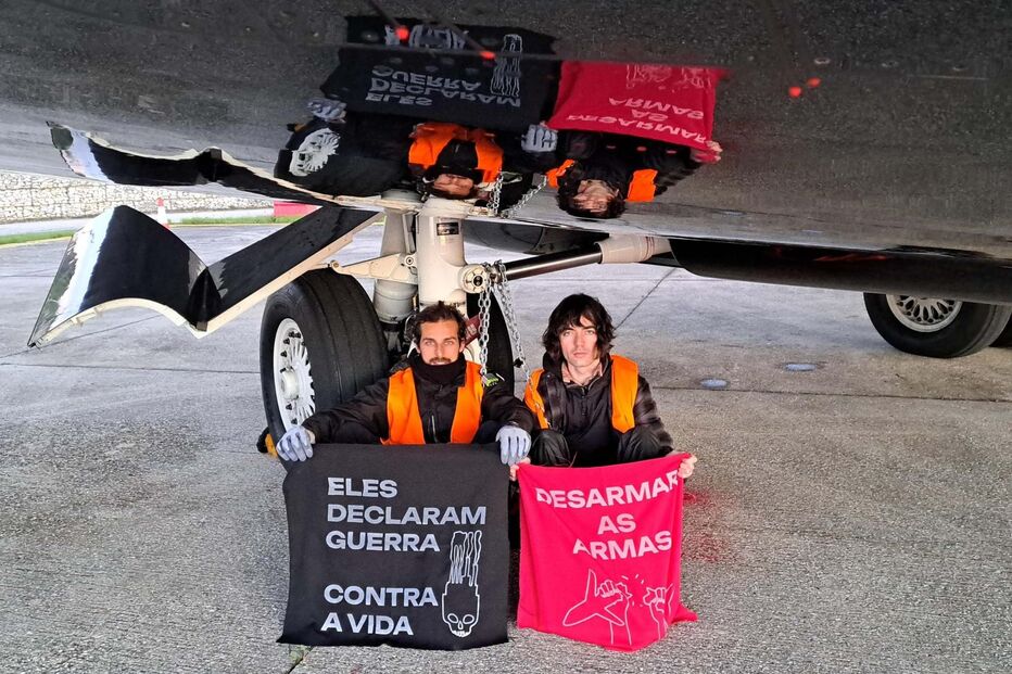 Ativistas do Climáximo atiram tinta a jato no Aeródromo de Cascais