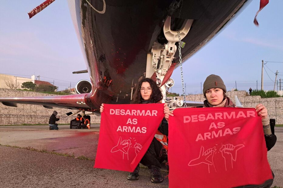 Ativistas do Climáximo atiraram tinta a jato no Aeródromo de Cascais em 2023