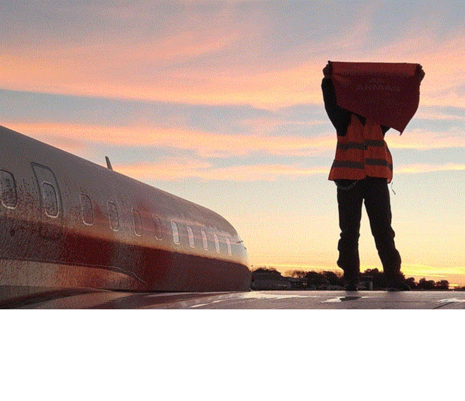 Ativistas do Climáximo atiram tinta a jato no Aeródromo de Cascais