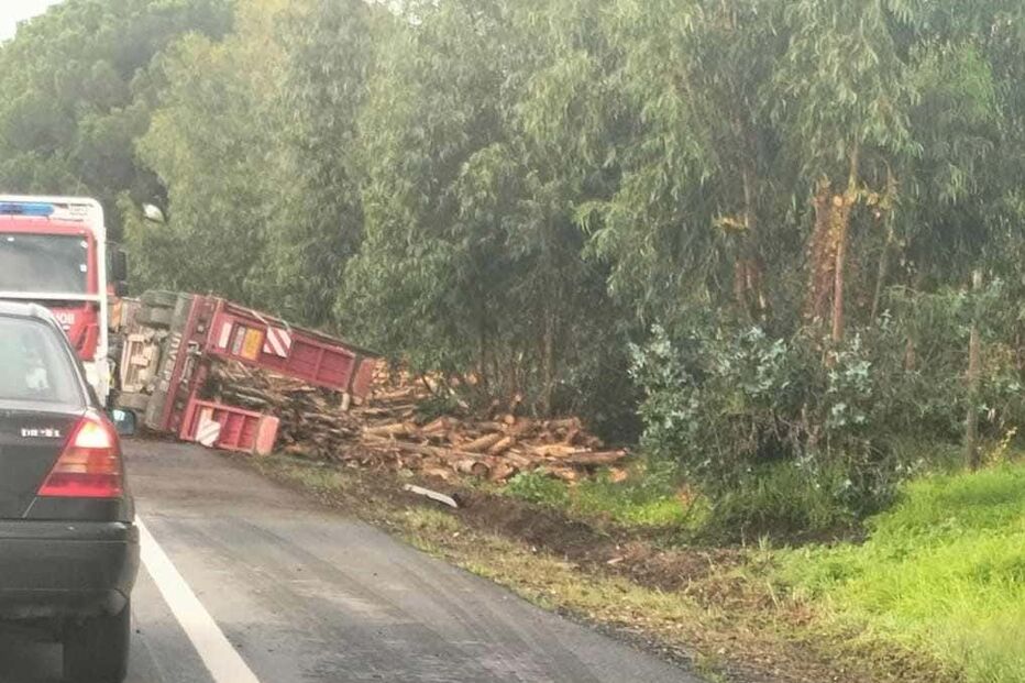 Despiste de camião em Setúbal