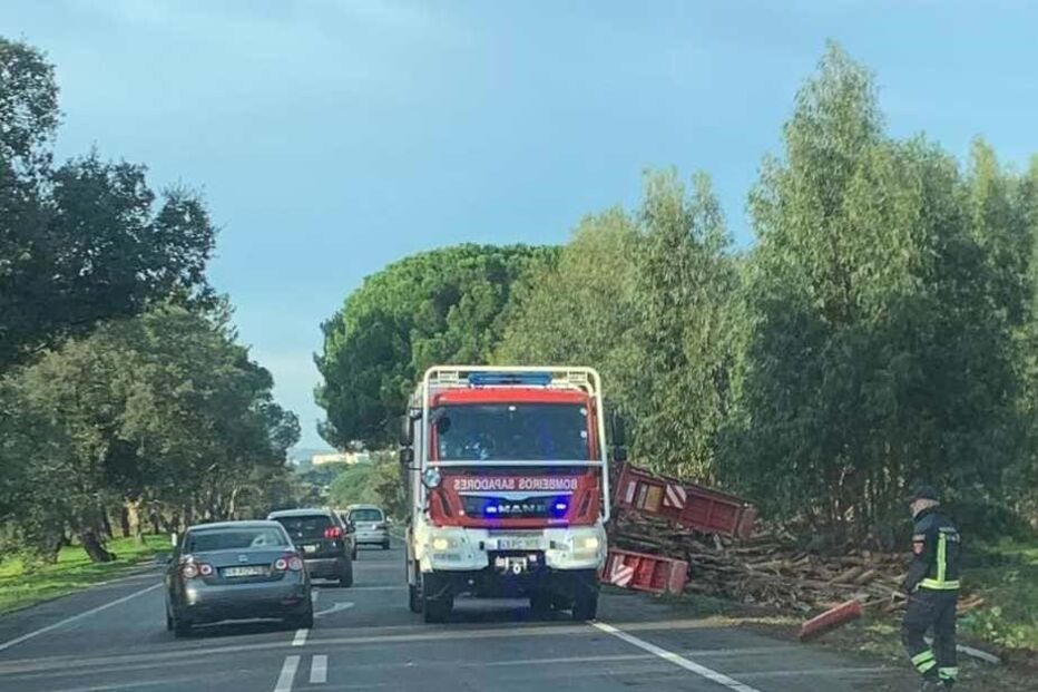 Despiste de camião em Setúbal