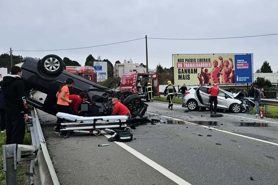 Colisão entre dois carros em Santa Maria da Feira