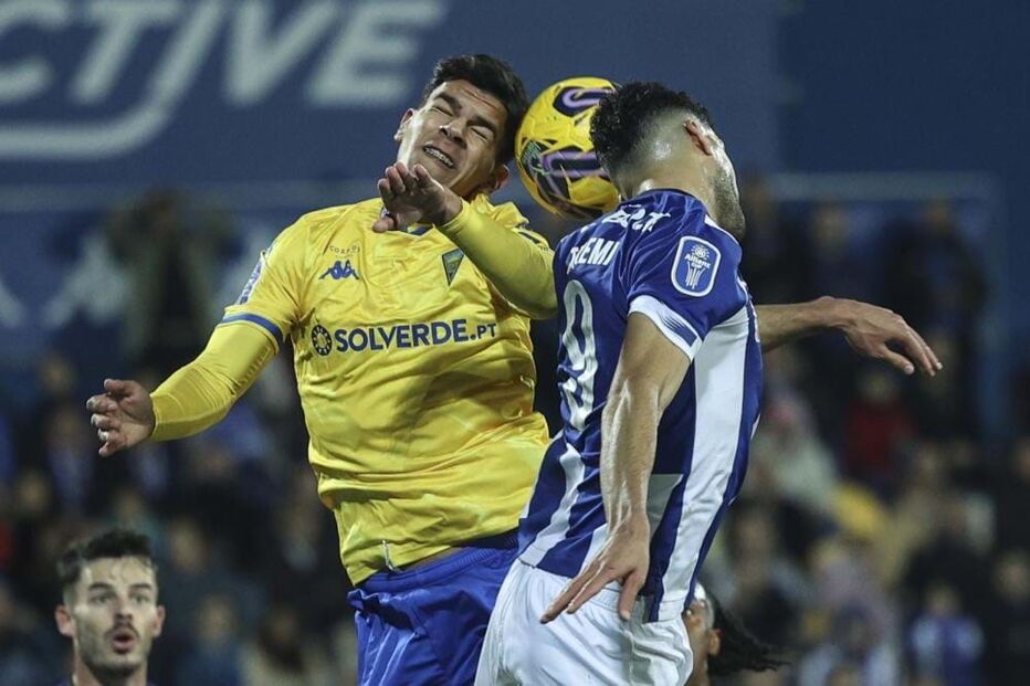 Raul Parra em duelo aéreo com Taremi