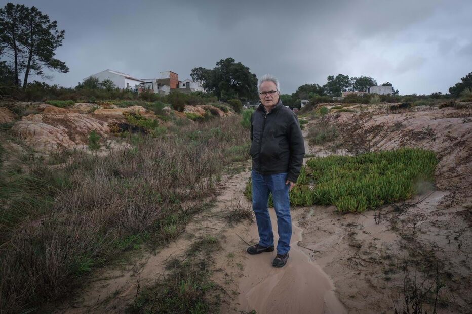 Nélson Caleiro no local onde  seria construída a principal  avenida do AUGI, em Palmela