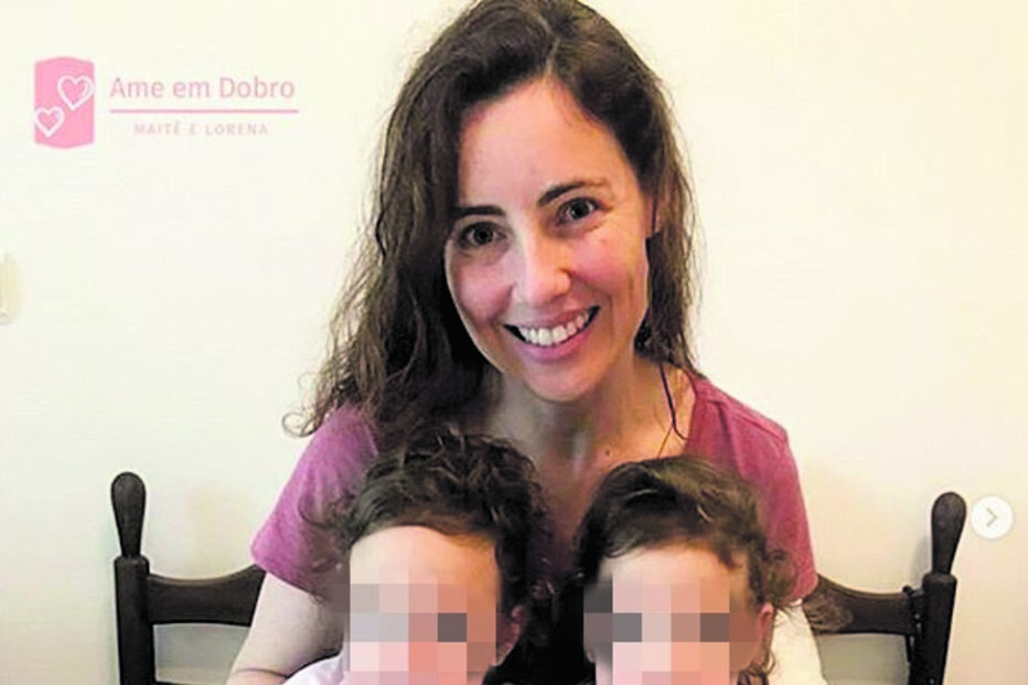 Daniela Martins com as filhas gémeas