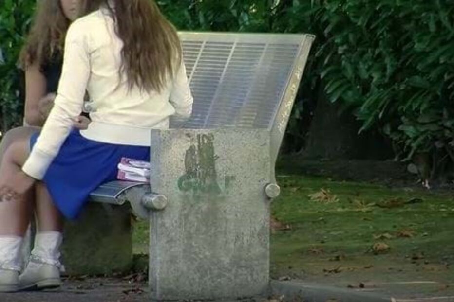 Grupo de alunos tenta violar colega com cabo de vassoura dentro de escola