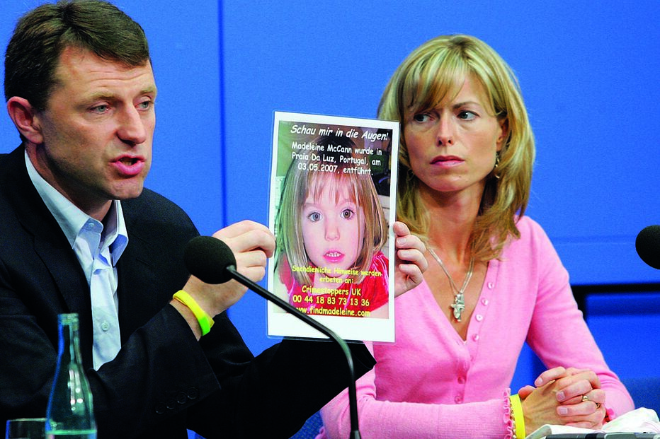 Gerry e Kate McCann mostram uma foto da filha Maddie, desaparecida em 2007 