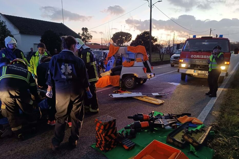 Colisão entre dois carros na EN 251 em Coruche