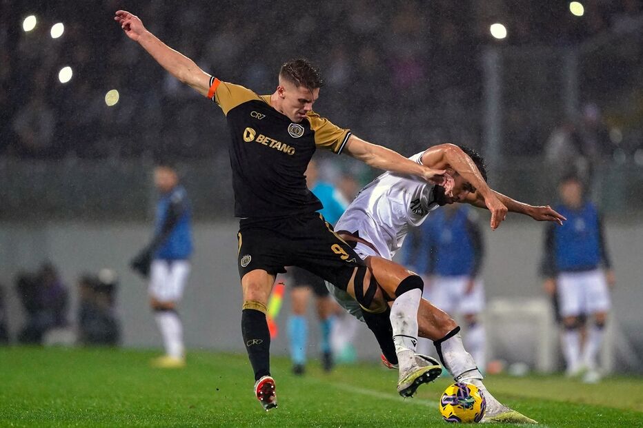 Gyokeres foi anulado pela defesa vimaranense, neste lance por Jorge Fernandes