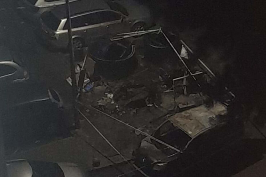 Incêndio com origem em ecoponto causa danos em viaturas