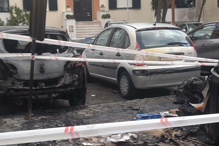 Incêndio com origem em ecoponto causa danos em viaturas