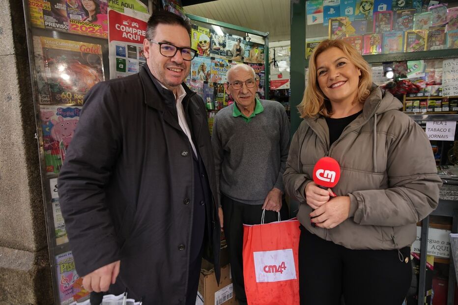 No quiosque Odete e Lídia com Manuel Silveira 