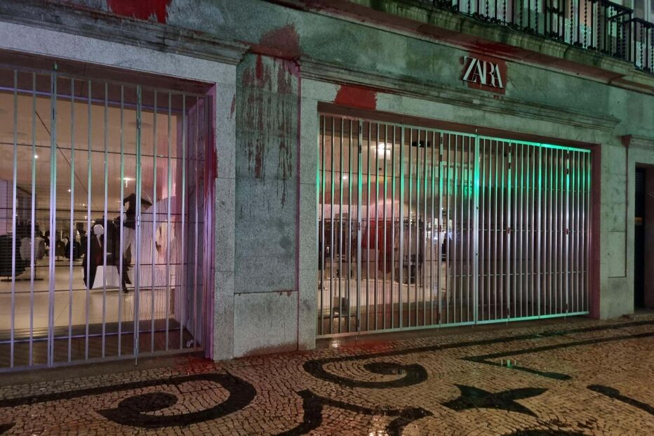 Ativistas pró-Palestina pintam paredes da Zara de vermelho no Porto após polémica campanha publicitária 