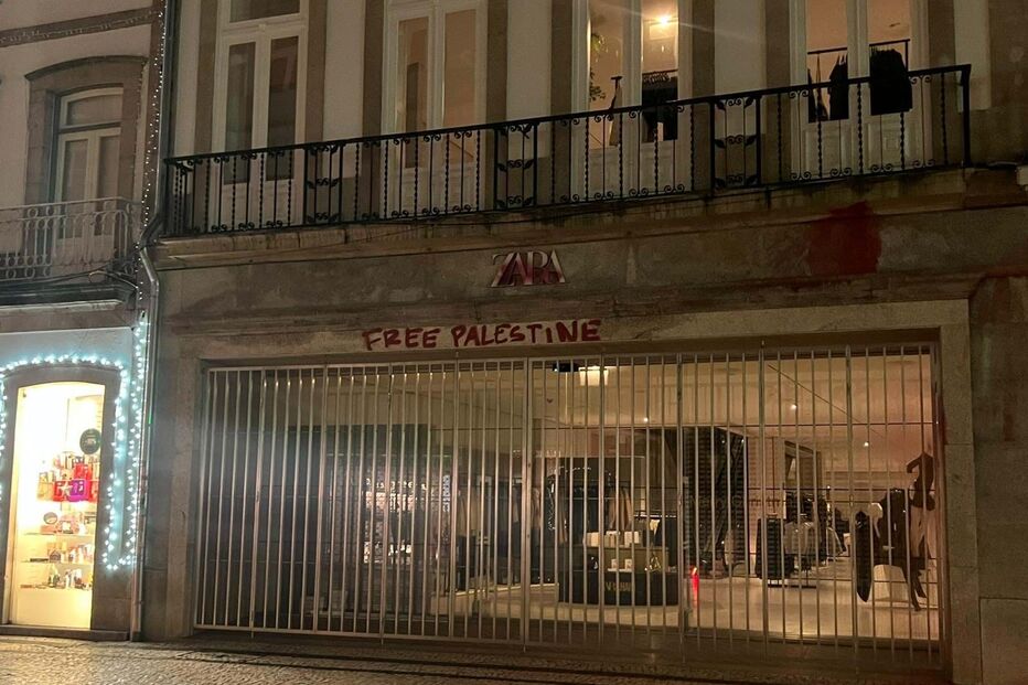 Ativistas pró-Palestina pintam paredes da Zara de vermelho no Porto após polémica campanha publicitária 