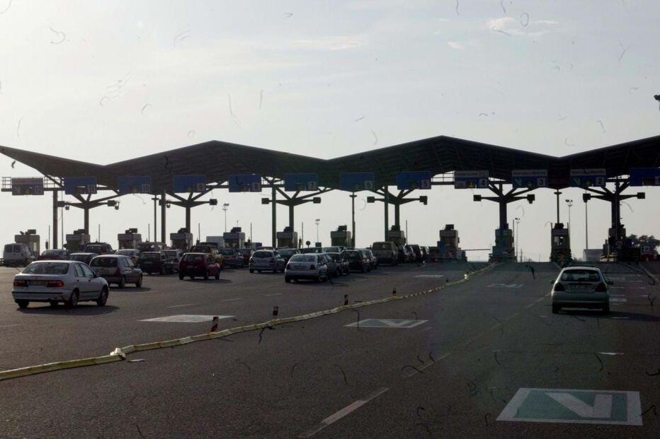 Carro circula em contramão a alta velocidade na A1