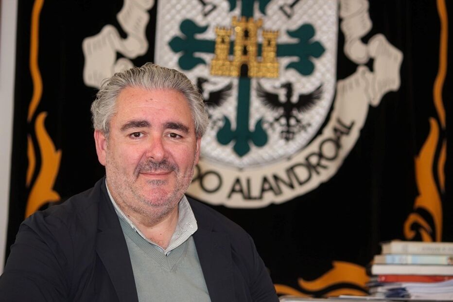 O presidente  da câmara do  Alandroal,  João Grilo,  fez um negócio polémico com  a autarquia