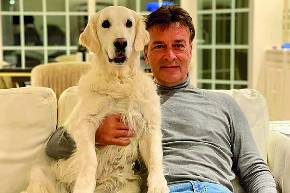 Tony Carreira com uma das cadelas de Sara Carreira