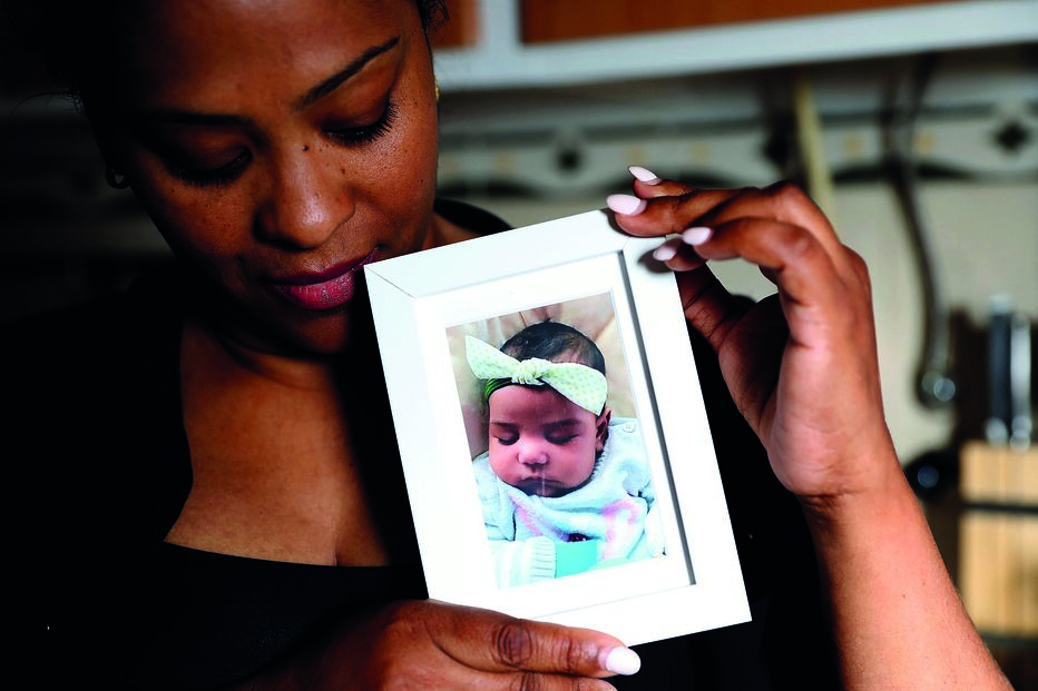 Andrea Santos com uma fotografia da filha Natália