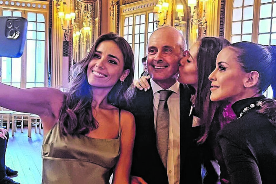 Filhas a tirar uma ‘selfie’ com o patriarca, Pedro Patrocínio