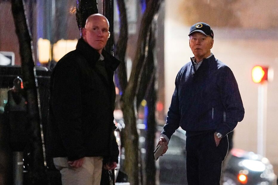 Carro colide com veículo da comitiva de Joe Biden