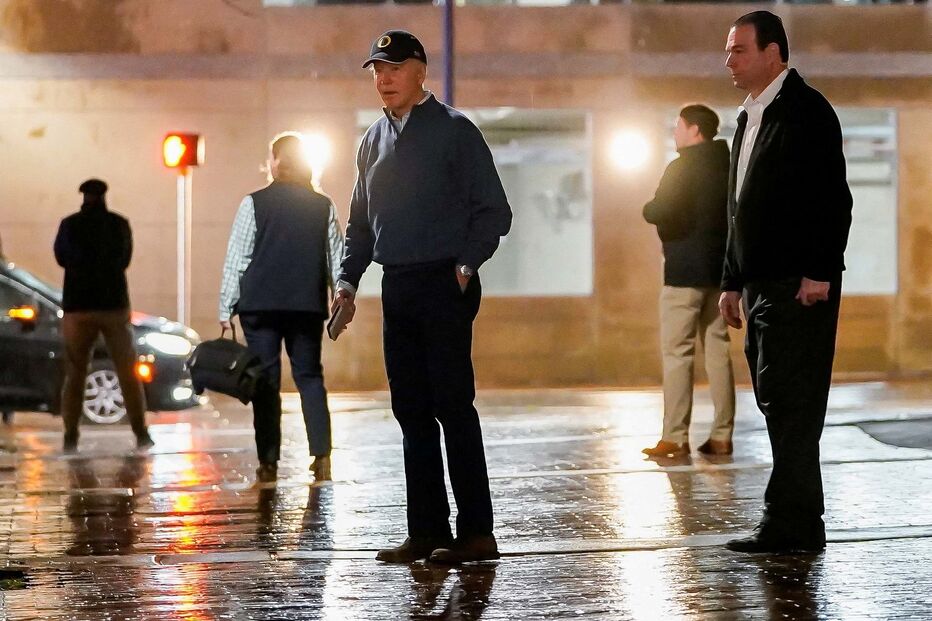 Carro colide com veículo da comitiva de Joe Biden