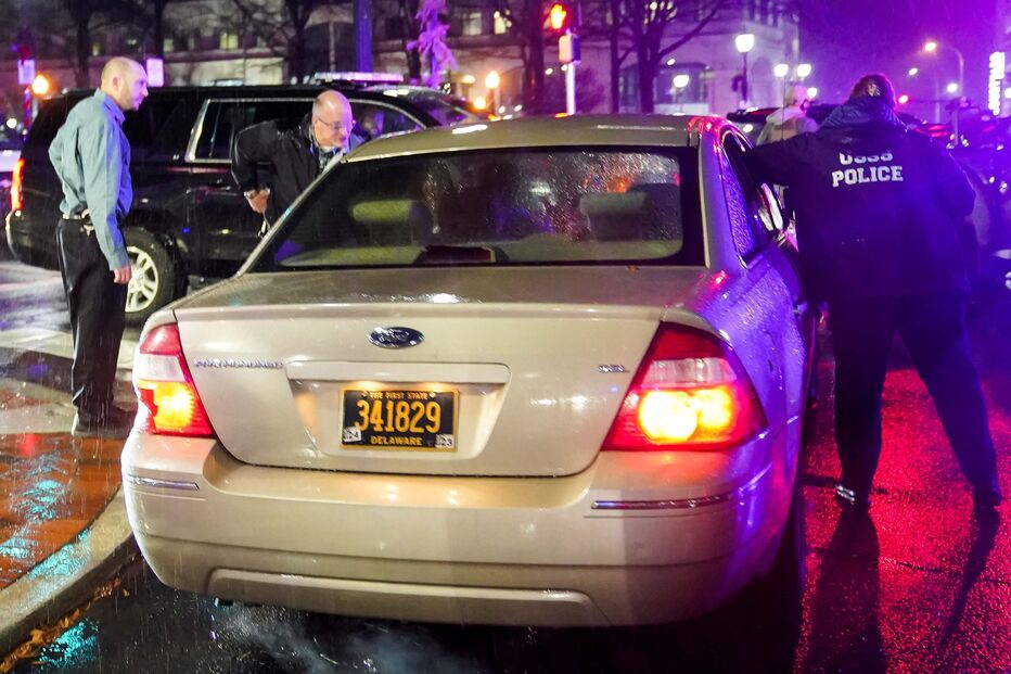 Carro colide com veículo da comitiva de Joe Biden
