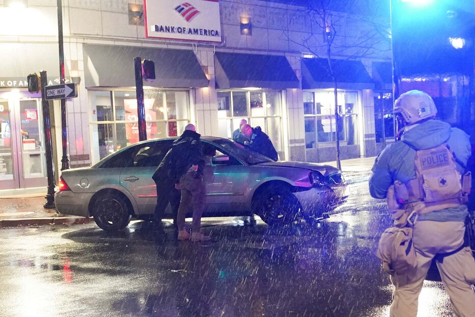 Carro colide com veículo da comitiva de Joe Biden