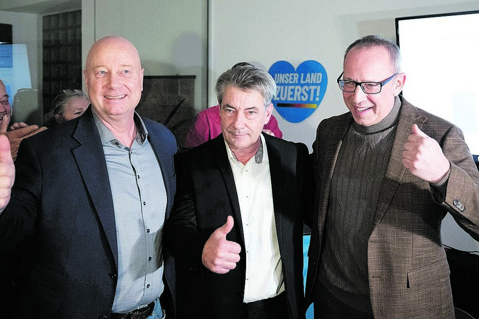 O candidato apoiado pela AfD, Tim Lochner (ao centro), festeja a vitória