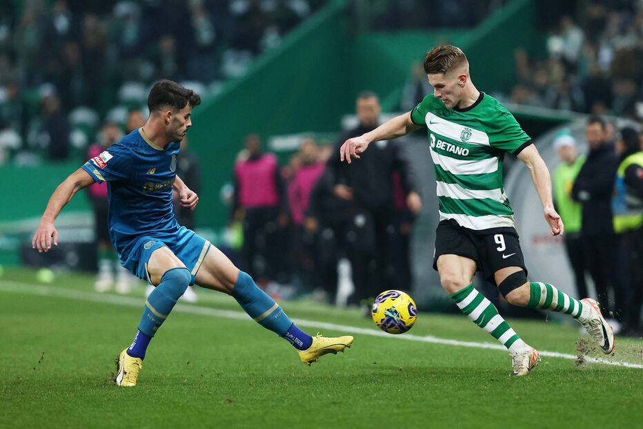 Gyokeres tenta ultrapassar Zé Pedro, central do FC Porto