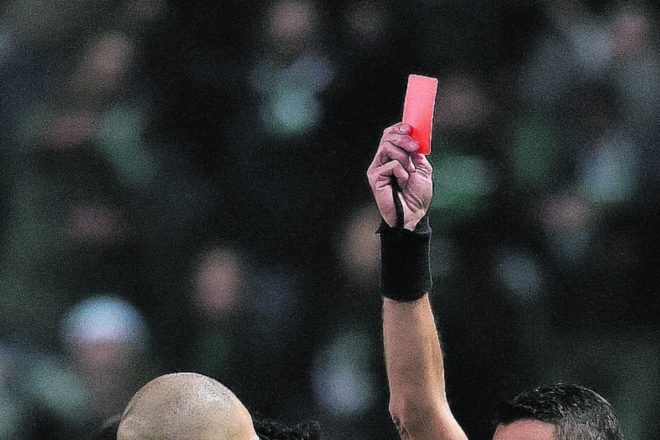 Árbitro Nuno Almeida mostra cartão vermelho direto a Pepe